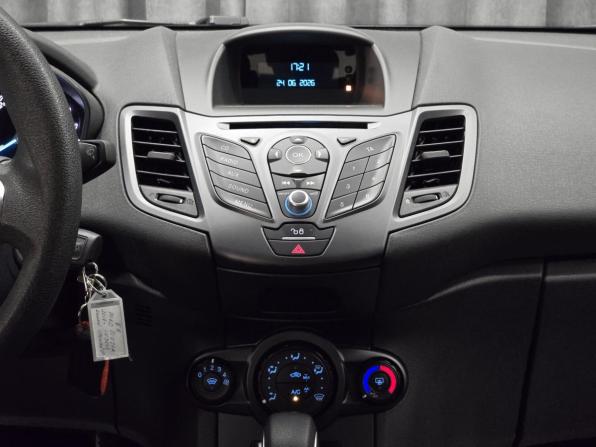 Ford Fiesta Mk6 Рестайлинг с пробегом 2018 года, цена 855 000 рублей, 73274 км, хэтчбек, Автокод Объявления