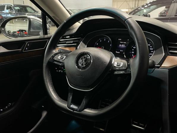 Volkswagen Passat B8 с пробегом 2018 года, цена 2 497 000 рублей, 143605 км, универсал, Автокод Объявления