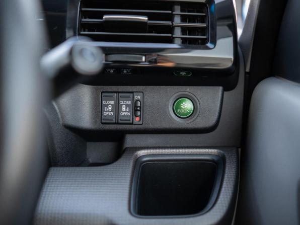 Honda Stepwgn V с пробегом 2015 года, цена 1 799 000 рублей, 176569 км, минивэн, Автокод Объявления