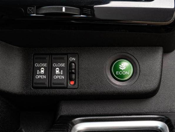 Honda Stepwgn V с пробегом 2015 года, цена 1 849 000 рублей, 125170 км, минивэн, Автокод Объявления