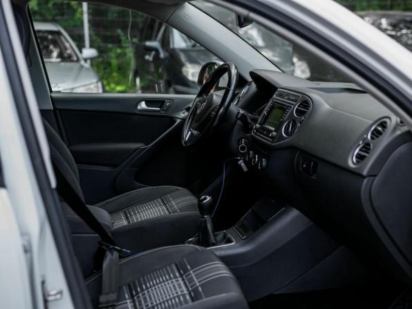 Volkswagen Tiguan I Рестайлинг с пробегом 2015 года, цена 875 000 рублей, 304649 км, внедорожник, Автокод Объявления