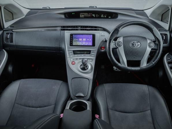 Toyota Prius III Рестайлинг (XW30) с пробегом 2013 года, цена 1 335 000 рублей, 297555 км, лифтбек, Автокод Объявления