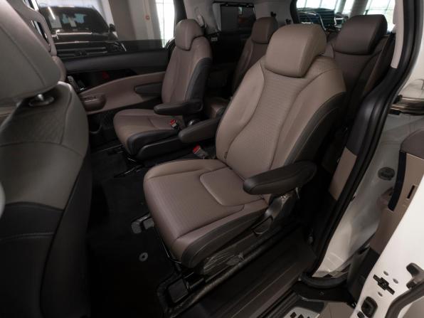 Kia Carnival IV Рестайлинг с пробегом 2025 года, цена 5 600 000 рублей, 9950 км, минивэн, Автокод Объявления