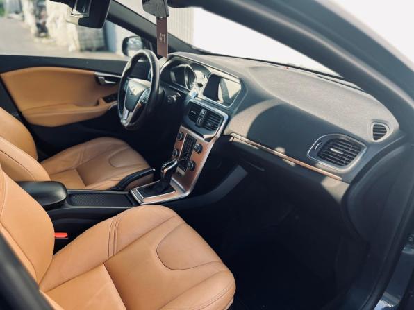 Volvo V40 Cross Country I Рестайлинг с пробегом 2019 года, цена 1 350 000 рублей, 244000 км, хэтчбек, Автокод Объявления