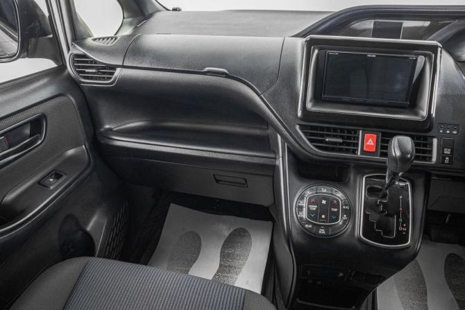 Toyota Voxy III (R80) Рестайлинг с пробегом 2018 года, цена 2 099 000 рублей, 147000 км, минивэн, Автокод Объявления