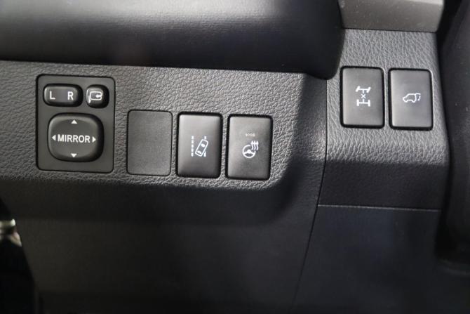 Toyota RAV4 IV (XA40) Рестайлинг с пробегом 2017 года, цена 2 569 990 рублей, 104302 км, внедорожник, Автокод Объявления