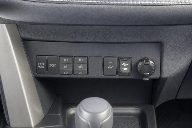 Toyota RAV4 IV (XA40) Рестайлинг с пробегом 2018 года, цена 2 249 000 рублей, 269727 км, внедорожник, Автокод Объявления