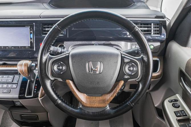 Honda Stepwgn V с пробегом 2015 года, цена 1 889 000 рублей, 91000 км, минивэн, Автокод Объявления