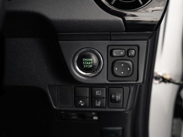 Toyota Corolla XI (E160 E170 E180) Рестайлинг 1 с пробегом 2015 года, цена 1 229 500 рублей, 73332 км, седан, Автокод Объявления