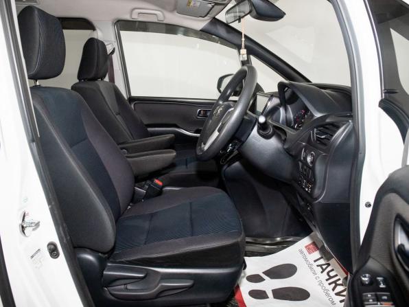 Toyota Noah III (R80) Рестайлинг с пробегом 2017 года, цена 2 100 000 рублей, 173955 км, минивэн, Автокод Объявления