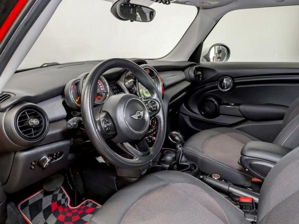 Mini Hatch III (F55/F56) с пробегом 2017 года, цена 1 799 000 рублей, 76993 км, хэтчбек, Автокод Объявления