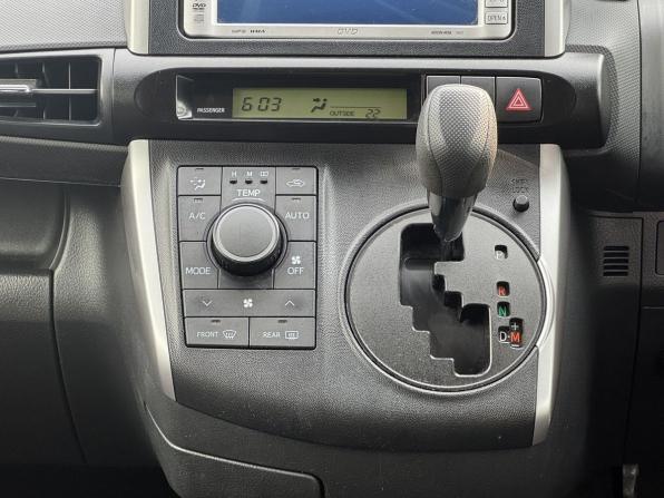 Toyota Wish II Рестайлинг с пробегом 2012 года, цена 1 159 000 рублей, 261257 км, минивэн, Автокод Объявления