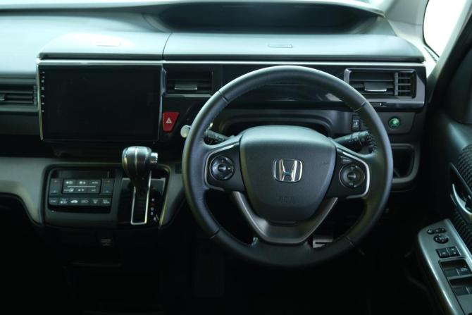 Honda Stepwgn V с пробегом 2015 года, цена 1 899 000 рублей, 132000 км, минивэн, Автокод Объявления