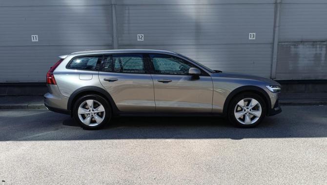 Volvo V60 Cross Country II с пробегом 2020 года, цена 3 849 000 рублей, 50745 км, универсал, Автокод Объявления