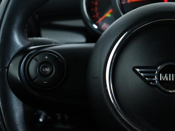 Mini Hatch III (F55/F56) Рестайлинг с пробегом 2019 года, цена 1 947 800 рублей, 50000 км, хэтчбек, Автокод Объявления