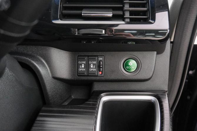 Honda Stepwgn V с пробегом 2017 года, цена 2 149 000 рублей, 109950 км, минивэн, Автокод Объявления