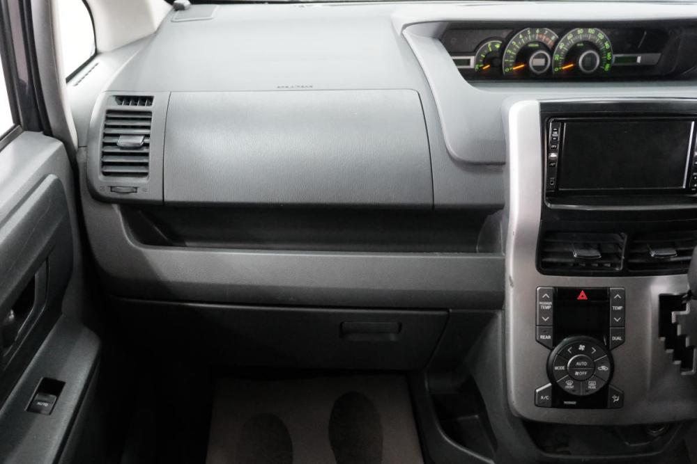 Toyota Voxy II (R70) Омск  - изображение 18