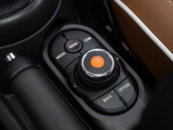 Mini Hatch III (F55/F56) Рестайлинг 2 с пробегом 2021 года, цена 3 798 000 рублей, 53186 км, хэтчбек, Автокод Объявления