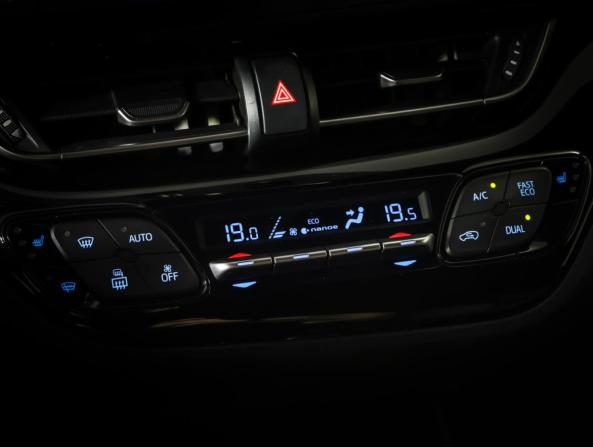 Toyota C-HR I с пробегом 2018 года, цена 2 590 000 рублей, 63830 км, внедорожник, Автокод Объявления
