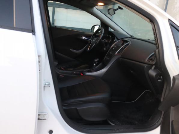 Opel Astra J Рестайлинг с пробегом 2014 года, цена 599 000 рублей, 218000 км, седан, Автокод Объявления