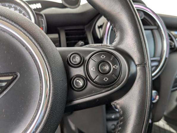Mini Hatch III (F55/F56) Рестайлинг с пробегом 2018 года, цена 1 850 000 рублей, 73652 км, хэтчбек, Автокод Объявления
