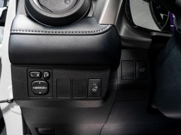 Toyota RAV4 IV (XA40) Рестайлинг с пробегом 2018 года, цена 2 380 000 рублей, 43700 км, внедорожник, Автокод Объявления