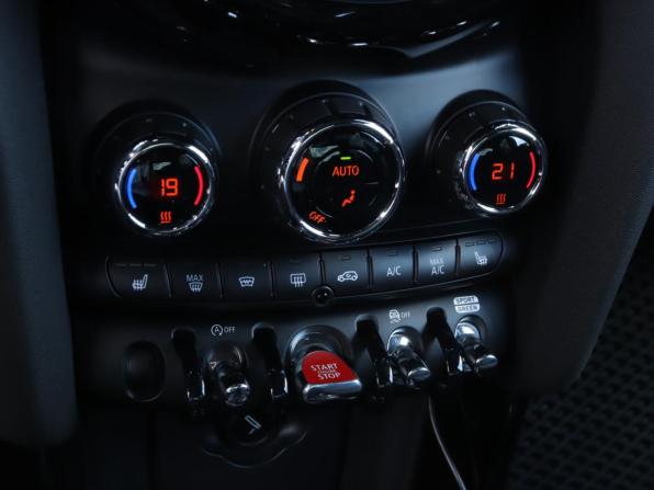 Mini Hatch III (F55/F56) Рестайлинг 2 с пробегом 2021 года, цена 2 670 000 рублей, 36050 км, хэтчбек, Автокод Объявления