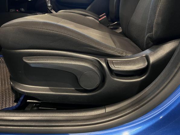 Kia Rio IV Рестайлинг с пробегом 2021 года, цена 1 385 000 рублей, 98097 км, седан, Автокод Объявления