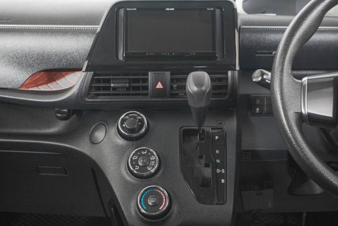 Toyota Sienta II Рестайлинг с пробегом 2021 года, цена 1 349 000 рублей, 178000 км, компактвэн, Автокод Объявления