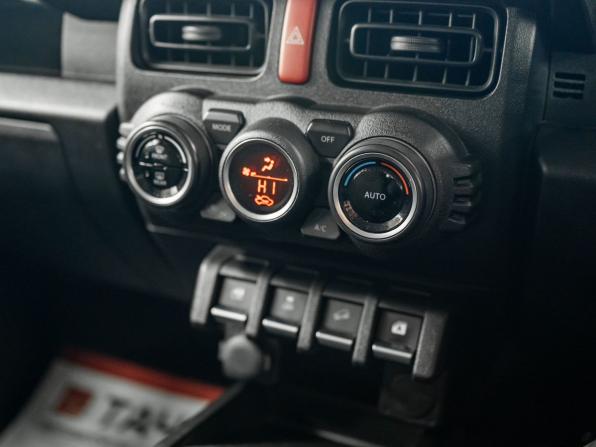 Suzuki Jimny IV с пробегом 2021 года, цена 1 695 000 рублей, 25039 км, внедорожник, Автокод Объявления