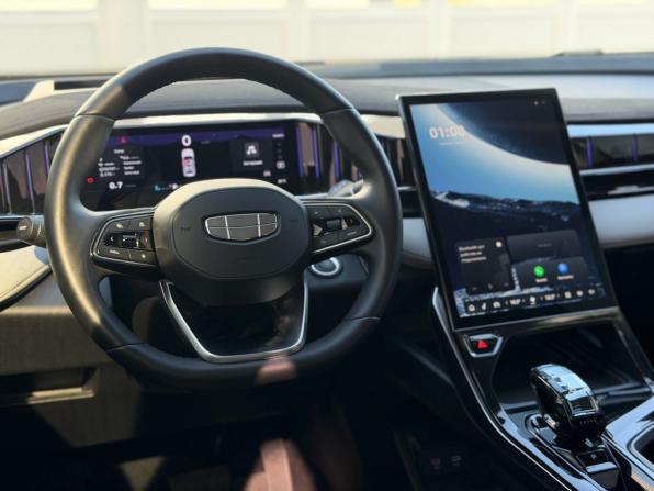 Geely Atlas II с пробегом 2023 года, цена 2 700 000 рублей, 53000 км, внедорожник, Автокод Объявления