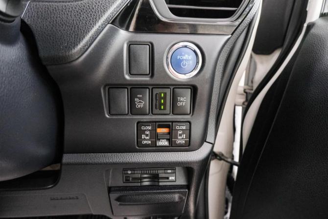Toyota Esquire I с пробегом 2014 года, цена 1 849 000 рублей, 222000 км, минивэн, Автокод Объявления