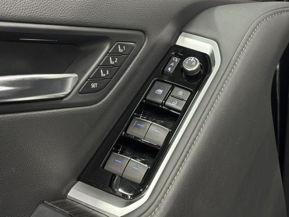 Toyota Land Cruiser 300 Series с пробегом 2021 года, цена 10 800 000 рублей, 109867 км, внедорожник, Автокод Объявления