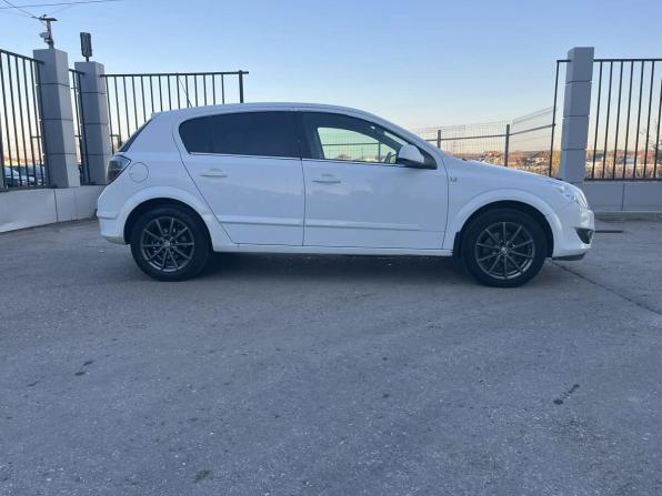 Opel Astra H Рестайлинг с пробегом 2011 года, цена 398 000 рублей, 211652 км, хэтчбек, Автокод Объявления