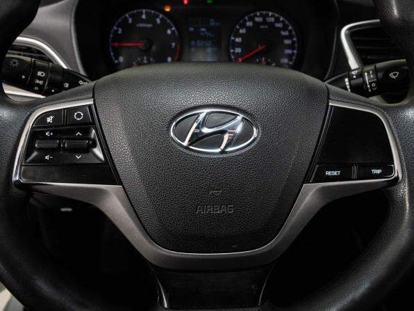 Hyundai Solaris II с пробегом 2017 года, цена 782 000 рублей, 219400 км, седан, Автокод Объявления