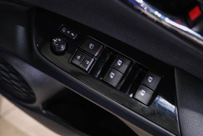 Toyota Prius IV (XW50) с пробегом 2016 года, цена 1 629 000 рублей, 112000 км, лифтбек, Автокод Объявления