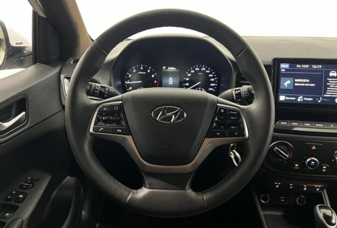 Hyundai Solaris II Рестайлинг с пробегом 2022 года, цена 1 745 000 рублей, 31816 км, седан, Автокод Объявления