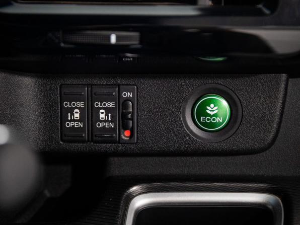 Honda Stepwgn V Рестайлинг с пробегом 2019 года, цена 2 195 000 рублей, 76109 км, минивэн, Автокод Объявления
