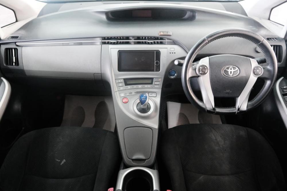 Toyota Prius III Рестайлинг (XW30) Омск  - изображение 17