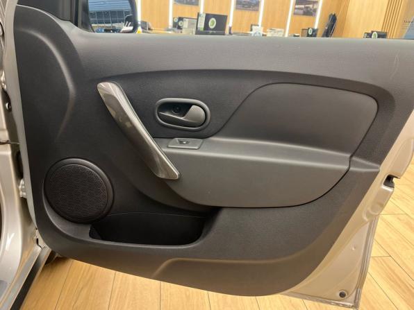 Renault Sandero II Рестайлинг с пробегом 2018 года, цена 1 079 000 рублей, 99900 км, хэтчбек, Автокод Объявления