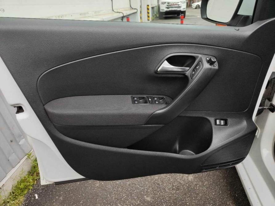 Volkswagen Polo V Рестайлинг Санкт-Петербург  - изображение 11