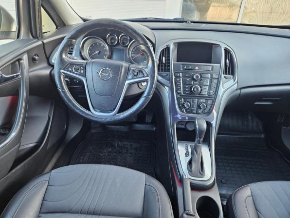 Opel Astra J Рестайлинг с пробегом 2013 года, цена 641 000 рублей, 272000 км, седан, Автокод Объявления