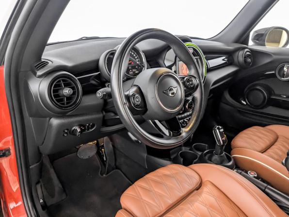Mini Hatch III (F55/F56) Рестайлинг с пробегом 2021 года, цена 2 640 000 рублей, 57123 км, хэтчбек, Автокод Объявления