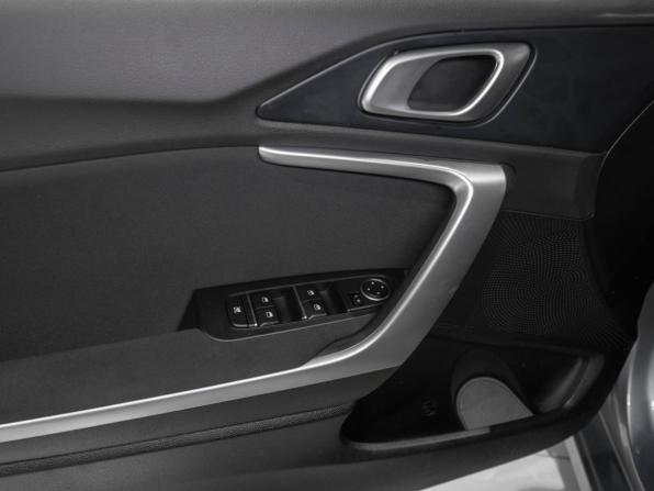 Kia Ceed III Рестайлинг с пробегом 2022 года, цена 2 240 000 рублей, 68212 км, хэтчбек, Автокод Объявления