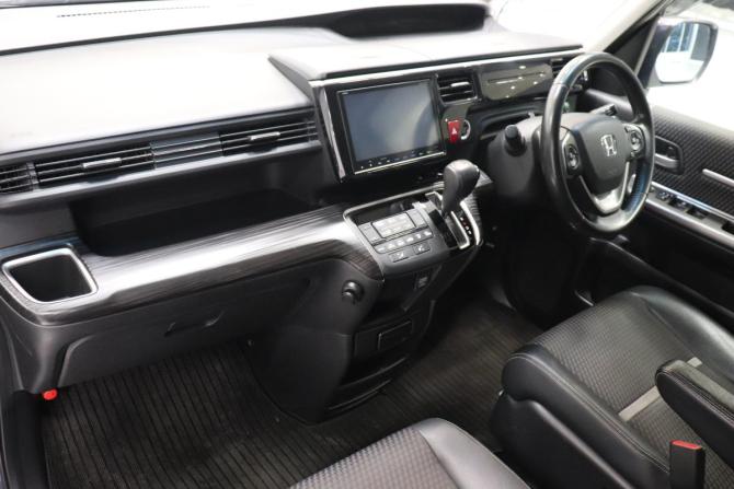 Honda Stepwgn V с пробегом 2017 года, цена 1 772 000 рублей, 175579 км, минивэн, Автокод Объявления