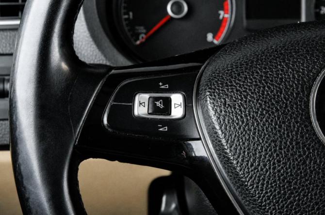Volkswagen Polo V Рестайлинг с пробегом 2017 года, цена 929 000 рублей, 380000 км, седан, Автокод Объявления
