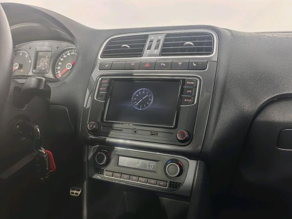 Volkswagen Polo V Рестайлинг с пробегом 2018 года, цена 960 000 рублей, 105000 км, седан, Автокод Объявления