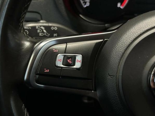 Volkswagen Polo V Рестайлинг с пробегом 2018 года, цена 999 000 рублей, 175000 км, седан, Автокод Объявления