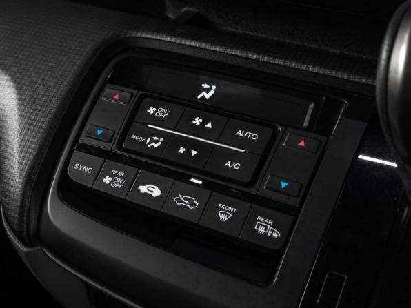 Honda Stepwgn V с пробегом 2015 года, цена 1 819 000 рублей, 197235 км, минивэн, Автокод Объявления