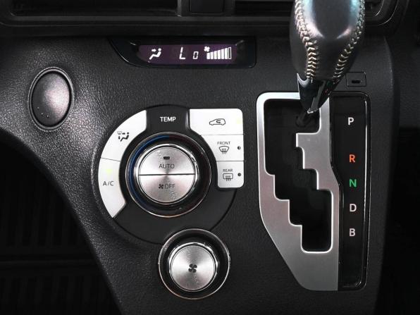 Toyota Sienta II Рестайлинг с пробегом 2020 года, цена 2 079 000 рублей, 72484 км, компактвэн, Автокод Объявления